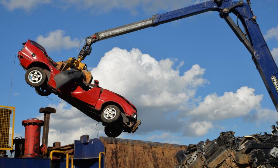 Detran-PR recicla aproximadamente 9.300 veículos