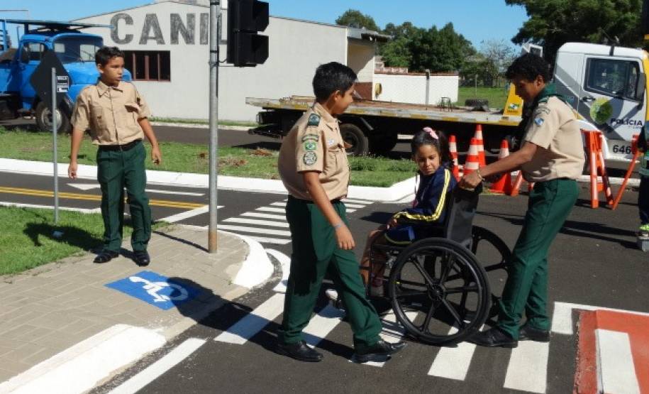 Diretoria do Detran-PR visita Escolinha de Trânsito de Arapongas