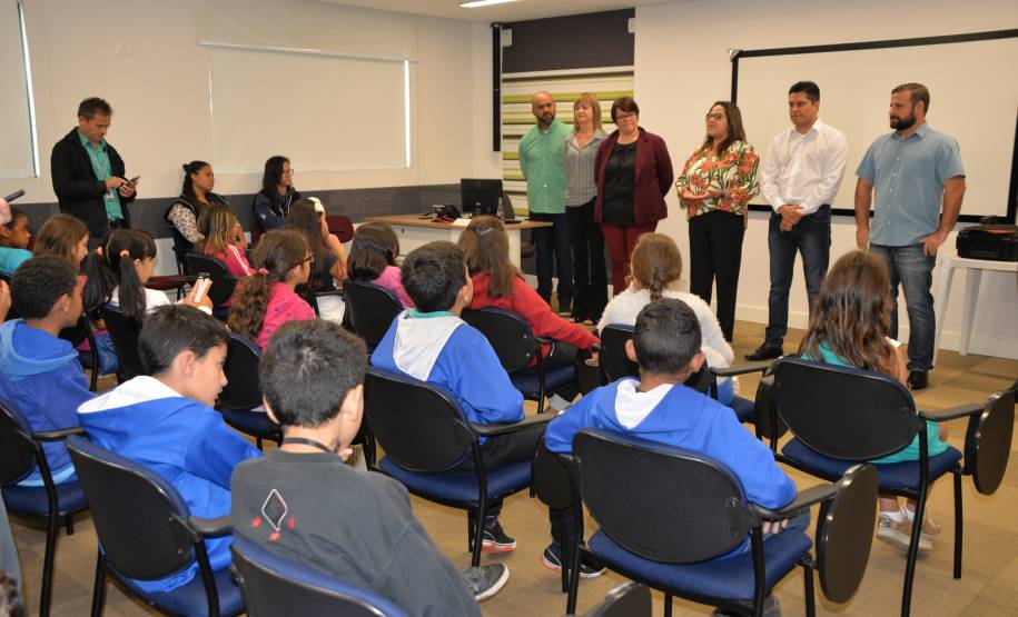 Em parceria com a Ecovia, Detran-PR leva alunos de Pinhais para aprender sobre o trânsito na minipista