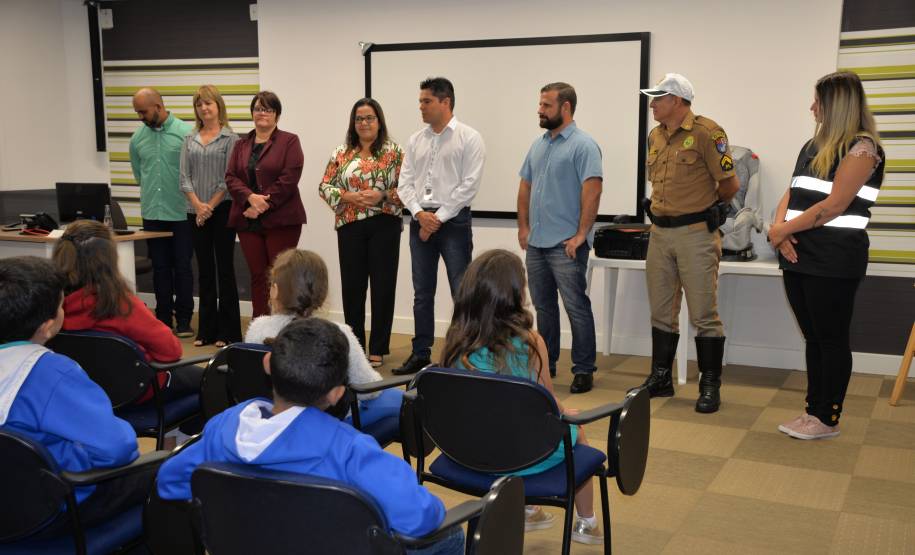 Em parceria com a Ecovia, Detran-PR leva alunos de Pinhais para aprender sobre o trânsito na minipista