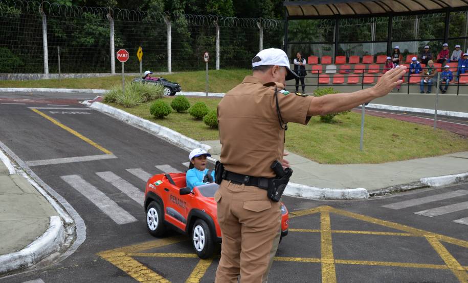 Em parceria com a Ecovia, Detran-PR leva alunos de Pinhais para aprender sobre o trânsito na minipista