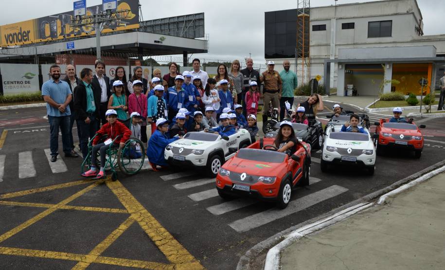 Em parceria com a Ecovia, Detran-PR leva alunos de Pinhais para aprender sobre o trânsito na minipista