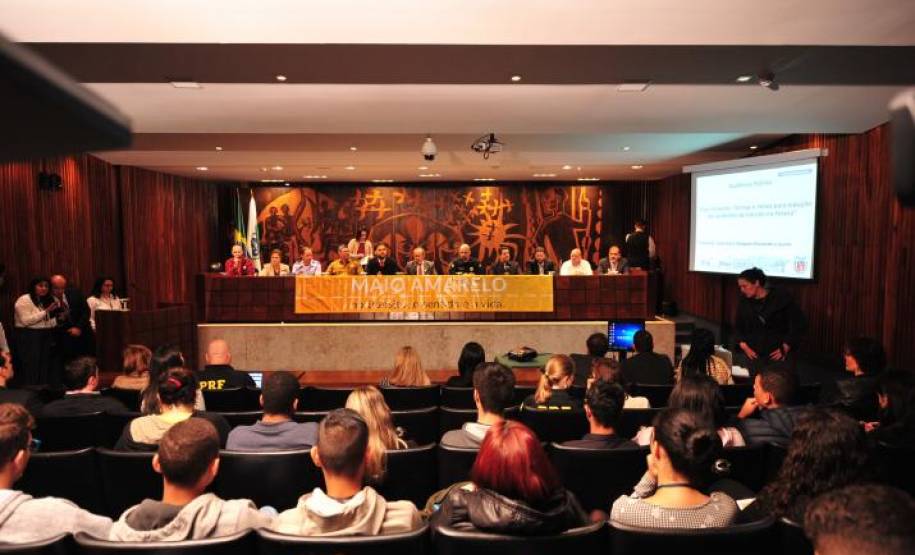 Na manhã desta quarta-feira (8), o chefe de gabinete do Departamento de Trânsito do Paraná (Detran-PR), Éveron Puchetti, esteve presente na Assembleia Legislativa do Paraná (ALEP), participando da audiência pública: “Maio Amarelo – Formas e Meios para Redução dos Acidentes de Trânsito no Paraná”, proposta pelos deputados estaduais Goura (PDT) e Delegado Recalcatti (PSD).