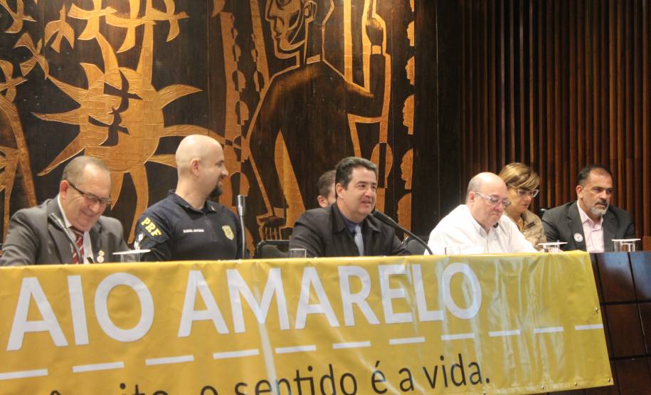Na manhã desta quarta-feira (8), o chefe de gabinete do Departamento de Trânsito do Paraná (Detran-PR), Éveron Puchetti, esteve presente na Assembleia Legislativa do Paraná (ALEP), participando da audiência pública: “Maio Amarelo – Formas e Meios para Redução dos Acidentes de Trânsito no Paraná”, proposta pelos deputados estaduais Goura (PDT) e Delegado Recalcatti (PSD).