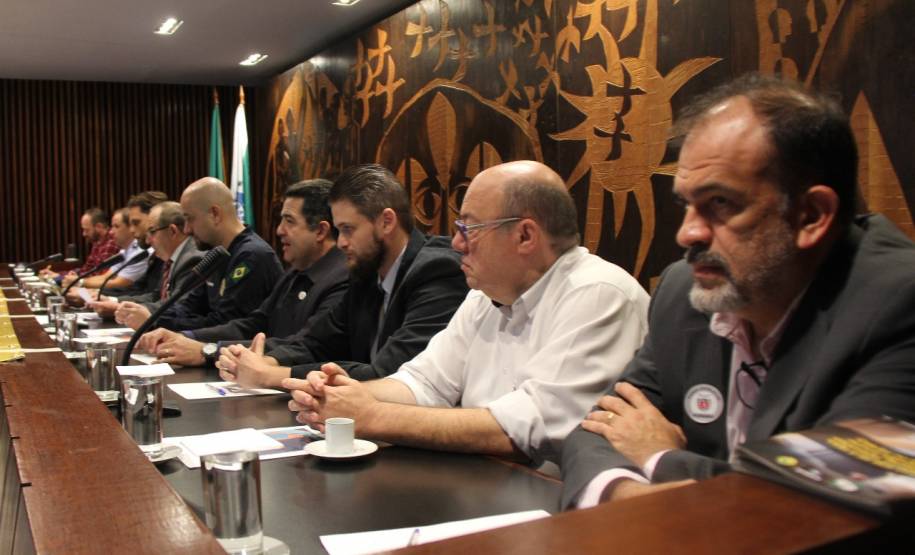 Na manhã desta quarta-feira (8), o chefe de gabinete do Departamento de Trânsito do Paraná (Detran-PR), Éveron Puchetti, esteve presente na Assembleia Legislativa do Paraná (ALEP), participando da audiência pública: “Maio Amarelo – Formas e Meios para Redução dos Acidentes de Trânsito no Paraná”, proposta pelos deputados estaduais Goura (PDT) e Delegado Recalcatti (PSD).