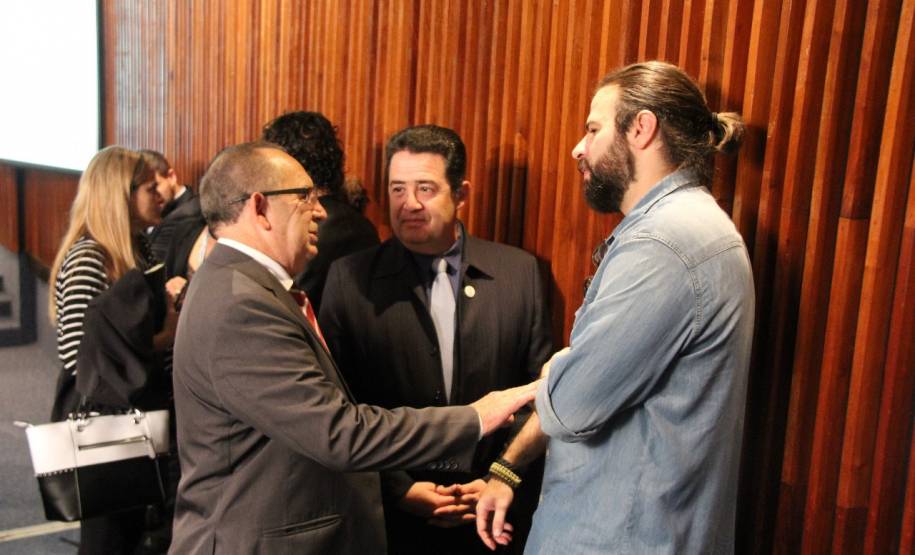 Na manhã desta quarta-feira (8), o chefe de gabinete do Departamento de Trânsito do Paraná (Detran-PR), Éveron Puchetti, esteve presente na Assembleia Legislativa do Paraná (ALEP), participando da audiência pública: “Maio Amarelo – Formas e Meios para Redução dos Acidentes de Trânsito no Paraná”, proposta pelos deputados estaduais Goura (PDT) e Delegado Recalcatti (PSD).