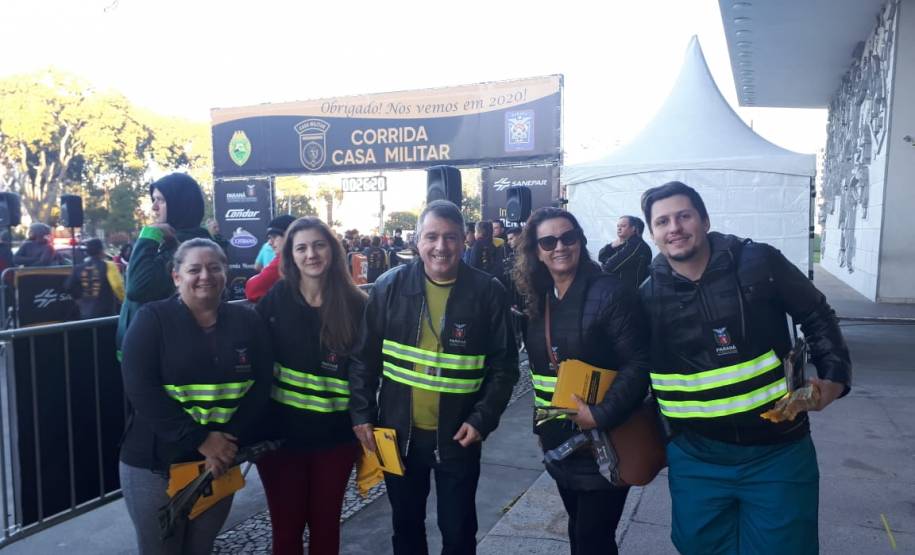 Dando continuidade ao mês do Maio Amarelo, o Departamento de Trânsito do Paraná (Detran-PR) realizou, na última semana, diversas ações educativas em Curitiba. A proposta foi alertar a população sobre os altos números de acidentes de trânsito no Estado e no mundo. Ao todo foram alcançadas cerca mil pessoas.