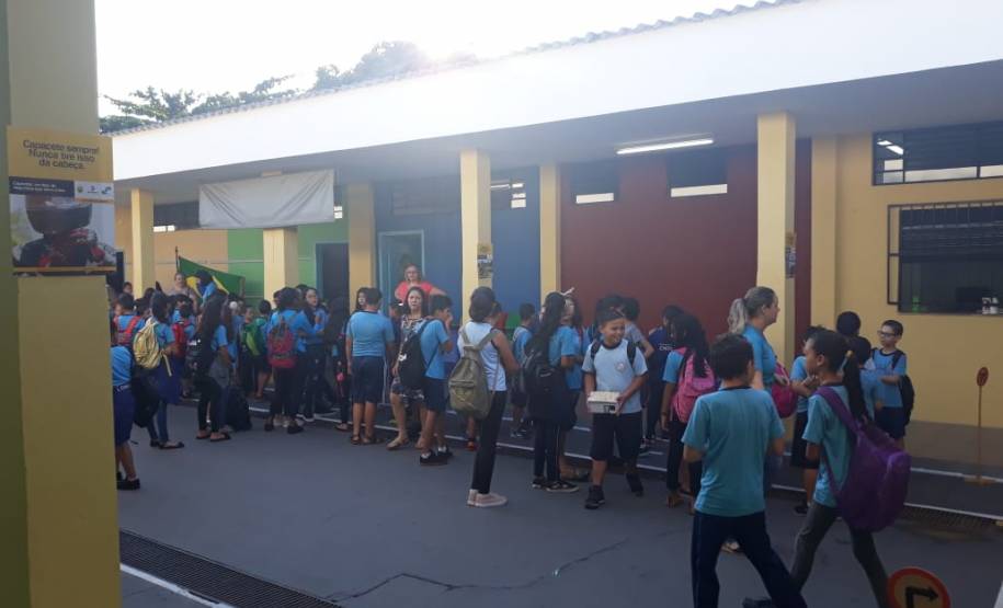 O Departamento de Trânsito do Paraná (Detran-PR), por meio do Posto Central de Londrina, firmou uma parceria com a Escola Municipal Maria Shirley Barnabé Lyra. A proposta é trabalhar atividades de educação no trânsito com alunos de seis a 10 anos. Esta parceria integra as ações do Movimento Maio Amarelo, que tem como objetivo chamar a atenção da sociedade para o alto índice de mortes e feridos no trânsito em todo o mundo.