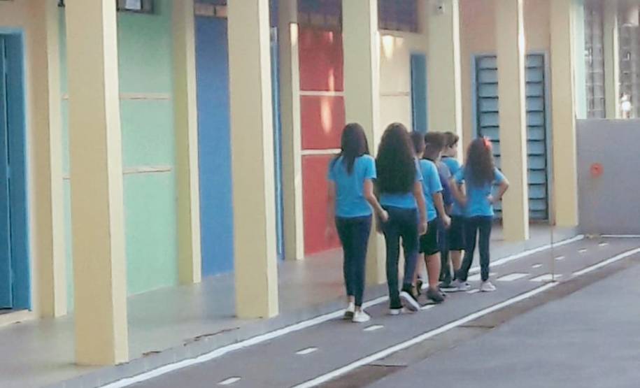 O Departamento de Trânsito do Paraná (Detran-PR), por meio do Posto Central de Londrina, firmou uma parceria com a Escola Municipal Maria Shirley Barnabé Lyra. A proposta é trabalhar atividades de educação no trânsito com alunos de seis a 10 anos. Esta parceria integra as ações do Movimento Maio Amarelo, que tem como objetivo chamar a atenção da sociedade para o alto índice de mortes e feridos no trânsito em todo o mundo.