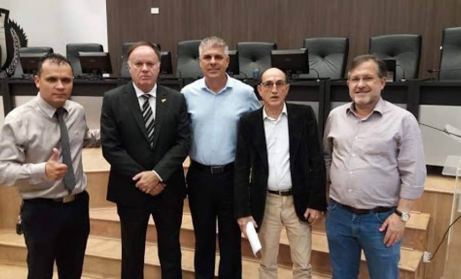 Nesta sexta-feira (31), o diretor-geral do Departamento de Trânsito do Paraná (Detran-PR), Cesar Kogut, acompanhado de outras autoridades do Estado e do município, esteve na 08ª Ciretran de Campo Mourão. A cerimônia marcou a reinauguração da unidade, com a entrega das obras de reforma, a posse do chefe da Ciretran, Leandro Cristiano da Silva e também o encerramento do Maio Amarelo.