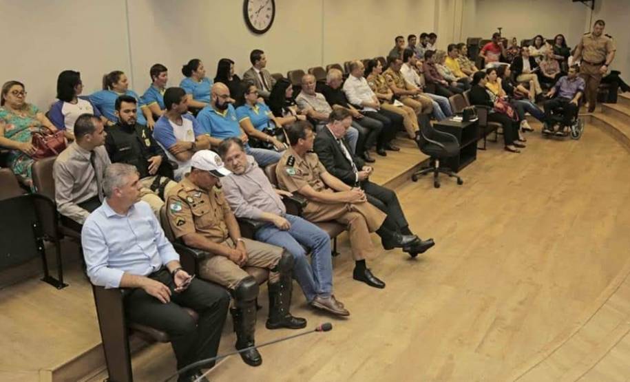 Nesta sexta-feira (31), o diretor-geral do Departamento de Trânsito do Paraná (Detran-PR), Cesar Kogut, acompanhado de outras autoridades do Estado e do município, esteve na 08ª Ciretran de Campo Mourão. A cerimônia marcou a reinauguração da unidade, com a entrega das obras de reforma, a posse do chefe da Ciretran, Leandro Cristiano da Silva e também o encerramento do Maio Amarelo.