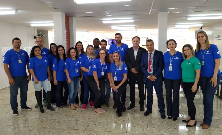 Nesta sexta-feira (31), o diretor-geral do Departamento de Trânsito do Paraná (Detran-PR), Cesar Kogut, acompanhado de outras autoridades do Estado e do município, esteve na 08ª Ciretran de Campo Mourão. A cerimônia marcou a reinauguração da unidade, com a entrega das obras de reforma, a posse do chefe da Ciretran, Leandro Cristiano da Silva e também o encerramento do Maio Amarelo.