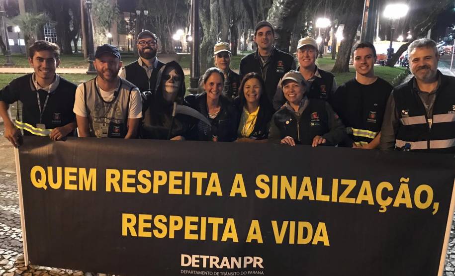 Dando continuidade ao mês do Maio Amarelo, o Departamento de Trânsito do Paraná (Detran-PR) realizou, na última semana, diversas ações educativas em Curitiba. A proposta foi alertar a população sobre os altos números de acidentes de trânsito no Estado e no mundo. Ao todo foram alcançadas cerca mil pessoas.