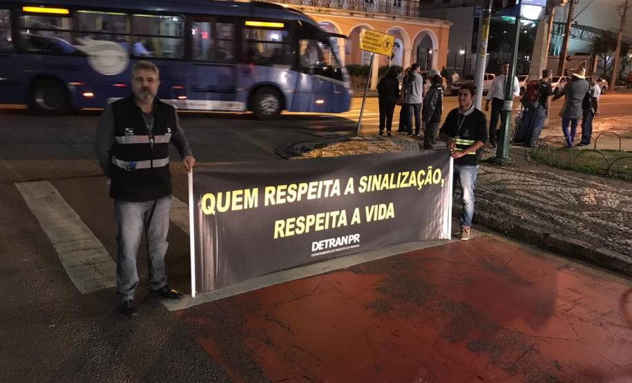 Dando continuidade ao mês do Maio Amarelo, o Departamento de Trânsito do Paraná (Detran-PR) realizou, na última semana, diversas ações educativas em Curitiba. A proposta foi alertar a população sobre os altos números de acidentes de trânsito no Estado e no mundo. Ao todo foram alcançadas cerca mil pessoas.