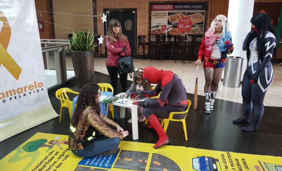 Dando continuidade ao mês do Maio Amarelo, o Departamento de Trânsito do Paraná (Detran-PR) realizou, na última semana, diversas ações educativas em Curitiba. A proposta foi alertar a população sobre os altos números de acidentes de trânsito no Estado e no mundo. Ao todo foram alcançadas cerca mil pessoas.