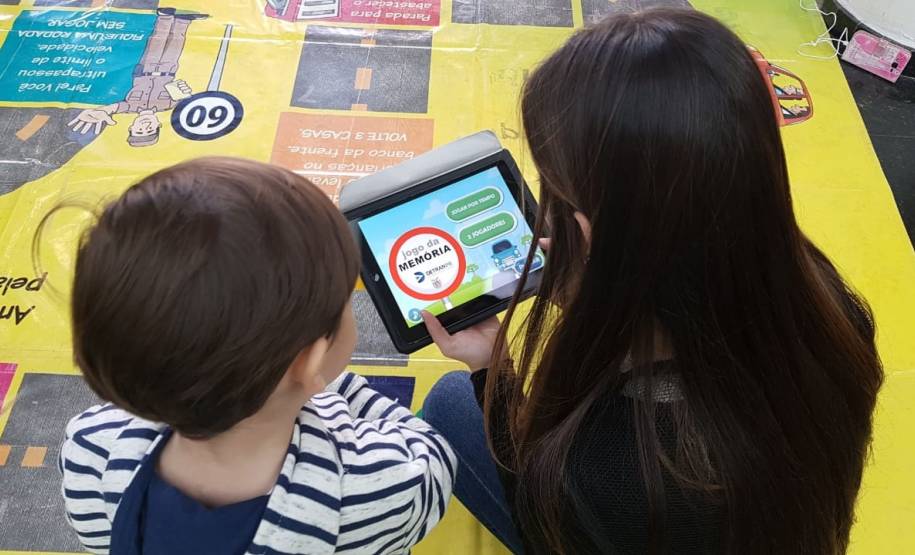 Dando continuidade ao mês do Maio Amarelo, o Departamento de Trânsito do Paraná (Detran-PR) realizou, na última semana, diversas ações educativas em Curitiba. A proposta foi alertar a população sobre os altos números de acidentes de trânsito no Estado e no mundo. Ao todo foram alcançadas cerca mil pessoas.