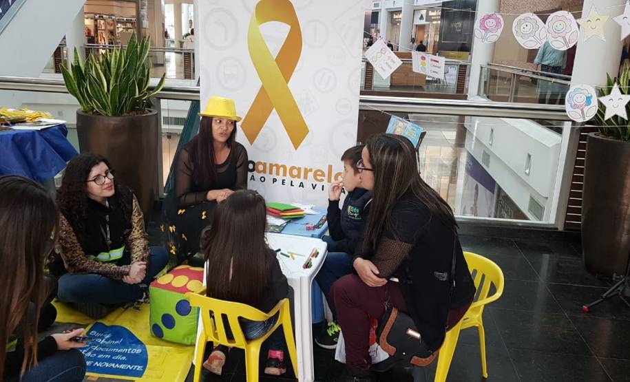 Dando continuidade ao mês do Maio Amarelo, o Departamento de Trânsito do Paraná (Detran-PR) realizou, na última semana, diversas ações educativas em Curitiba. A proposta foi alertar a população sobre os altos números de acidentes de trânsito no Estado e no mundo. Ao todo foram alcançadas cerca mil pessoas.
