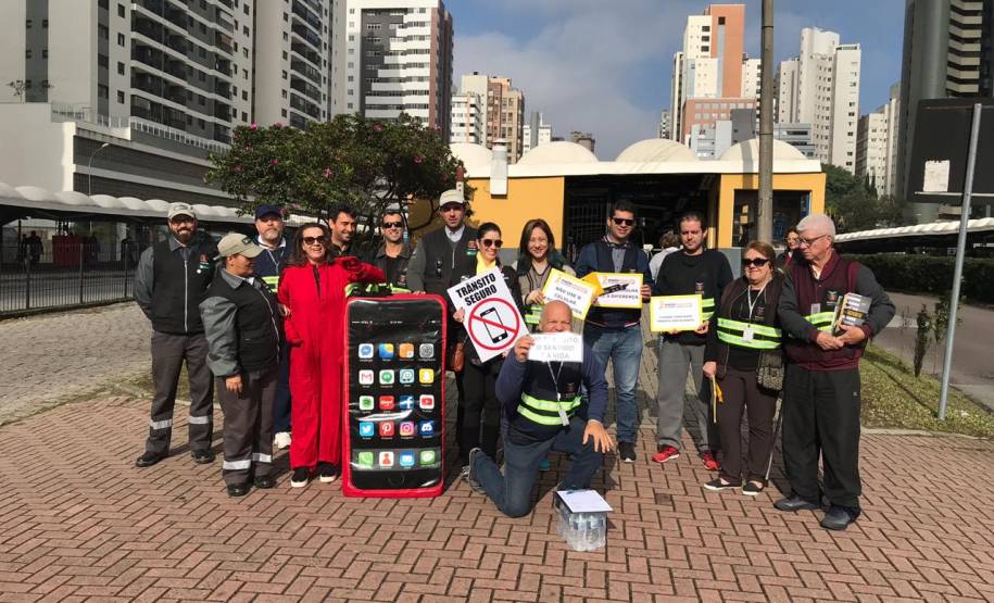 Dando continuidade ao mês do Maio Amarelo, o Departamento de Trânsito do Paraná (Detran-PR) realizou, na última semana, diversas ações educativas em Curitiba. A proposta foi alertar a população sobre os altos números de acidentes de trânsito no Estado e no mundo. Ao todo foram alcançadas cerca mil pessoas.