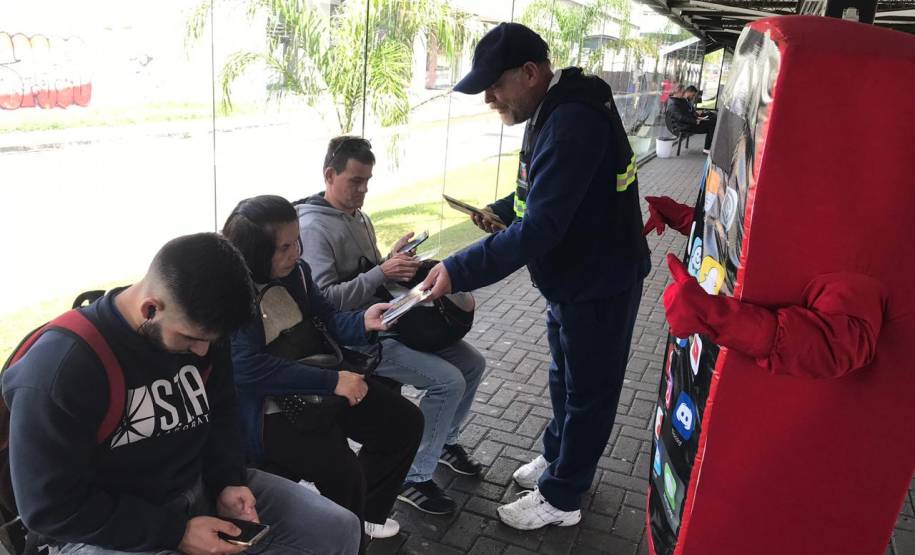 Dando continuidade ao mês do Maio Amarelo, o Departamento de Trânsito do Paraná (Detran-PR) realizou, na última semana, diversas ações educativas em Curitiba. A proposta foi alertar a população sobre os altos números de acidentes de trânsito no Estado e no mundo. Ao todo foram alcançadas cerca mil pessoas.