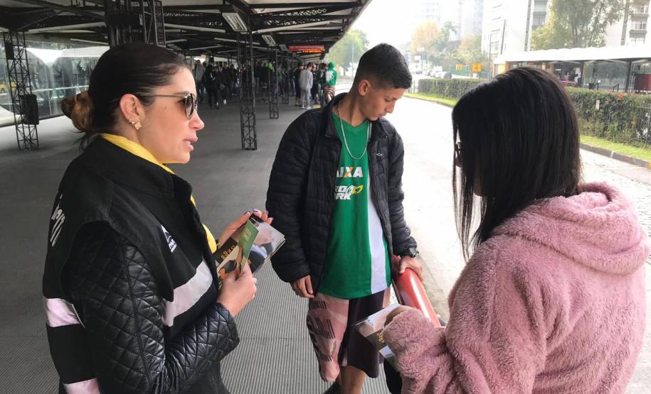 Dando continuidade ao mês do Maio Amarelo, o Departamento de Trânsito do Paraná (Detran-PR) realizou, na última semana, diversas ações educativas em Curitiba. A proposta foi alertar a população sobre os altos números de acidentes de trânsito no Estado e no mundo. Ao todo foram alcançadas cerca mil pessoas.