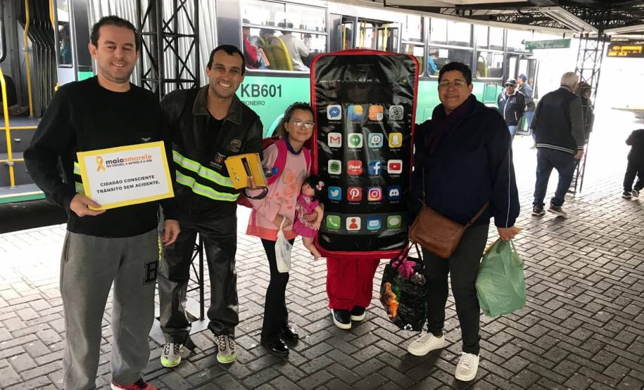 Dando continuidade ao mês do Maio Amarelo, o Departamento de Trânsito do Paraná (Detran-PR) realizou, na última semana, diversas ações educativas em Curitiba. A proposta foi alertar a população sobre os altos números de acidentes de trânsito no Estado e no mundo. Ao todo foram alcançadas cerca mil pessoas.