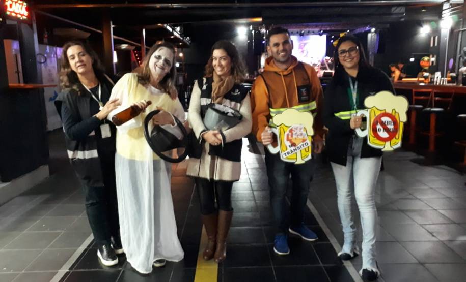 Dando continuidade ao mês do Maio Amarelo, o Departamento de Trânsito do Paraná (Detran-PR) realizou, na última semana, diversas ações educativas em Curitiba. A proposta foi alertar a população sobre os altos números de acidentes de trânsito no Estado e no mundo. Ao todo foram alcançadas cerca mil pessoas.