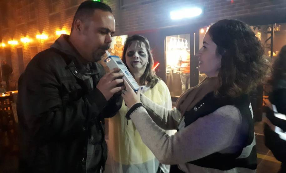 Dando continuidade ao mês do Maio Amarelo, o Departamento de Trânsito do Paraná (Detran-PR) realizou, na última semana, diversas ações educativas em Curitiba. A proposta foi alertar a população sobre os altos números de acidentes de trânsito no Estado e no mundo. Ao todo foram alcançadas cerca mil pessoas.