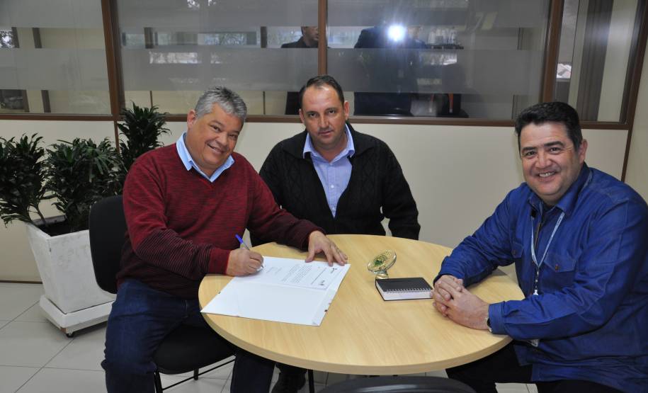 Chefe de Gabinete Éveron Puchetti recebe prefeito de Centenário do Sul Luiz Nicacio