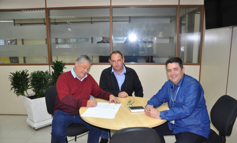 Chefe de Gabinete Éveron Puchetti recebe prefeito de Centenário do Sul Luiz Nicacio