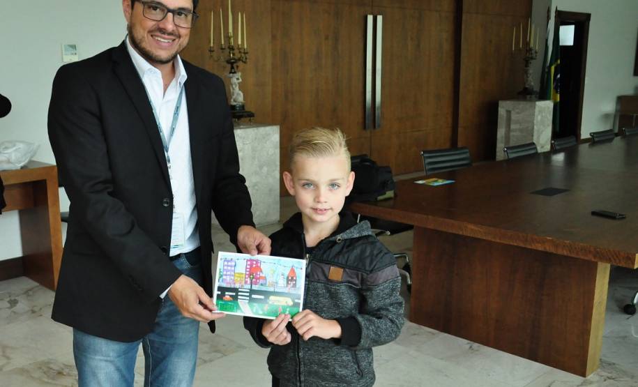 Vencedor da categoria infantil do concurso de desenho sobre trânsito