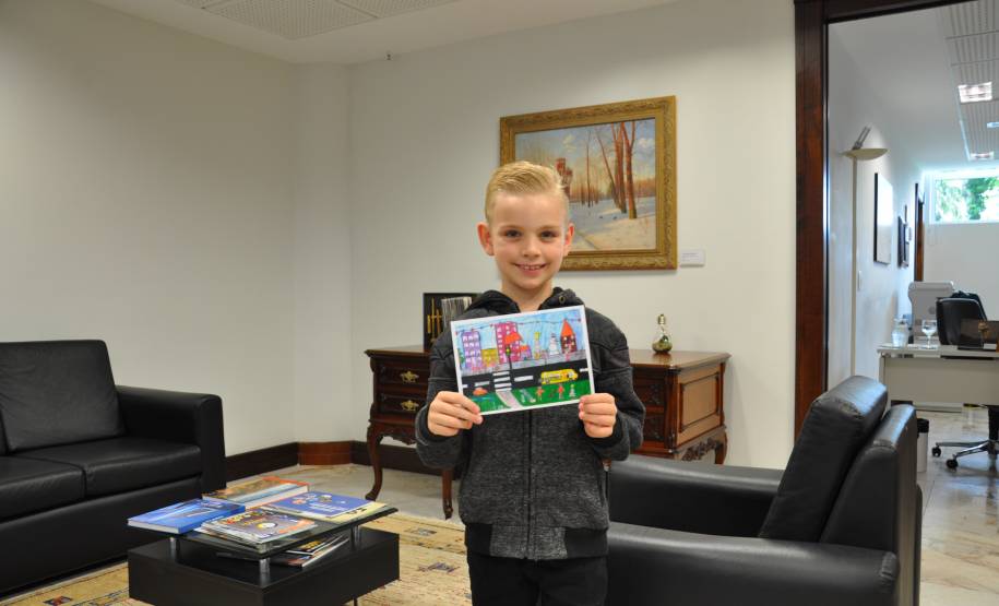 Piana recebe vencedor do concurso de desenho sobre trânsito