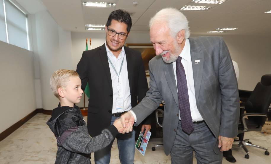 Piana recebe vencedor do concurso de desenho sobre trânsito