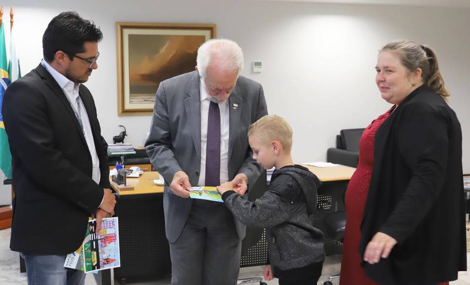 Piana recebe vencedor do concurso de desenho sobre trânsito