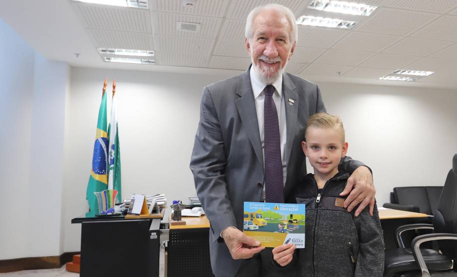 Piana recebe vencedor do concurso de desenho sobre trânsito