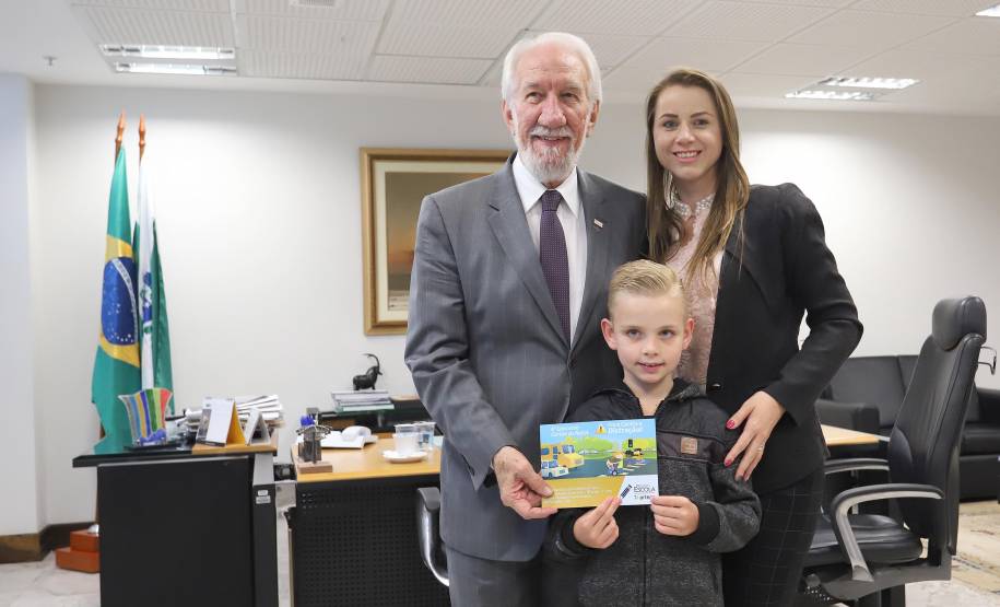 Piana recebe vencedor do concurso de desenho sobre trânsito