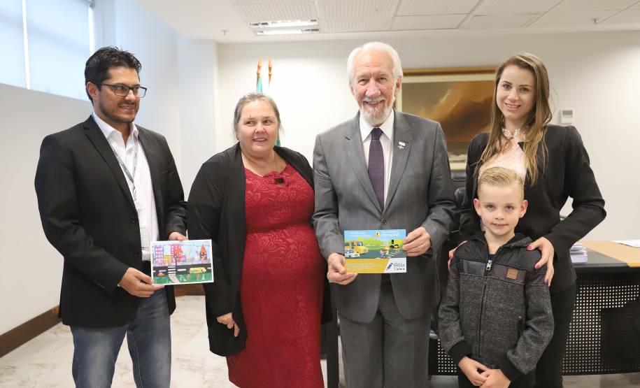 Piana recebe vencedor do concurso de desenho sobre trânsito