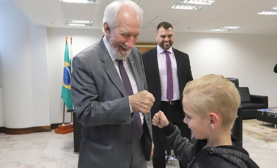 Piana recebe vencedor do concurso de desenho sobre trânsito