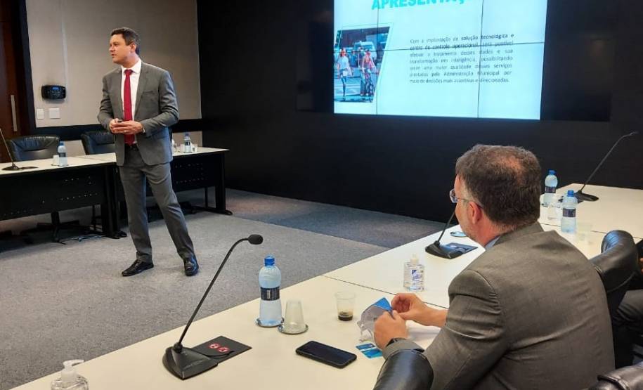 Diretoria do Detran é convidada a conhecer o projeto Muralha Digital da Prefeitura de Curitiba