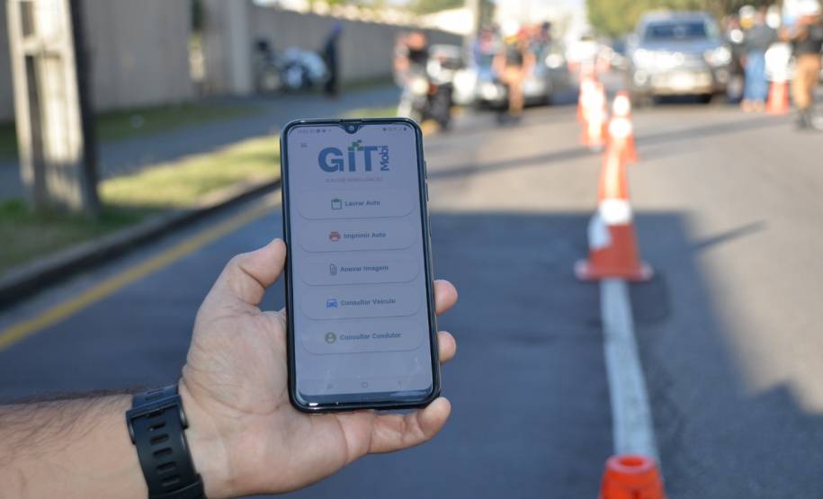 Talonário eletrônico desenvolvido pelo Detran já começa a ser usado pela Polícia Militar do Paraná