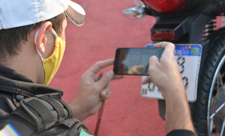 Talonário eletrônico desenvolvido pelo Detran já começa a ser usado pela Polícia Militar do Paraná