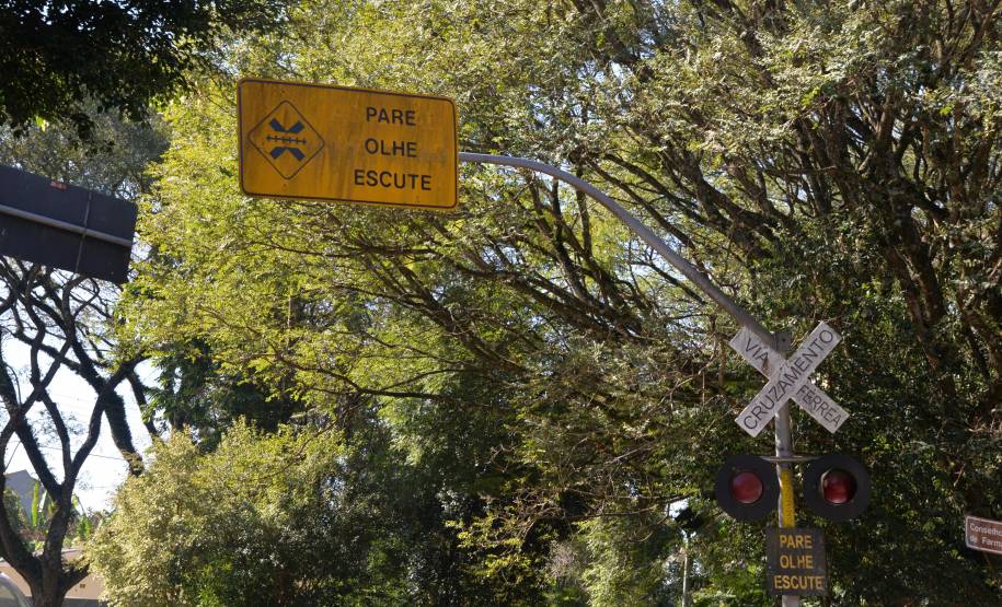 Parceria entre Detran-PR e Rumo amplia orientações aos motoristas sobre cuidados com ferrovias