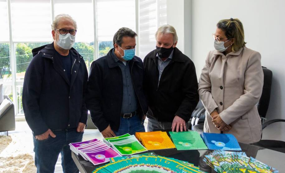 Detran entrega material educativo à Prefeitura de Cianorte