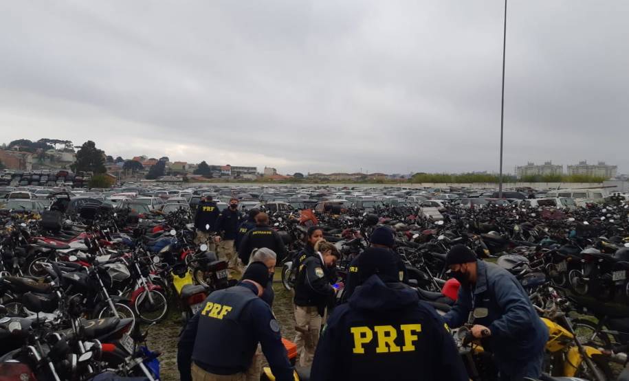 Em operação conjunta, PRF identifica veículos roubados ou furtados em pátio do Detran. - Curitiba, 13/07/2021 - Foto: Detran-PR