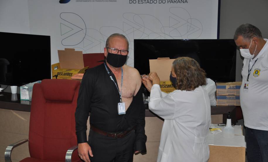 Detran aplica 155 doses da vacina H1N1 em servidores da Autarquia e da Paraná Esporte e prestadores de serviço