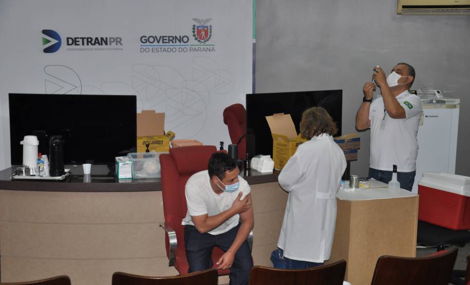 Detran aplica 155 doses da vacina H1N1 em servidores da Autarquia e da Paraná Esporte e prestadores de serviço