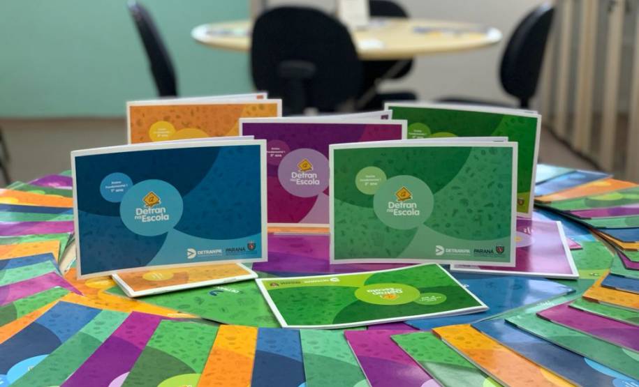 Detran entrega material educativo para o município de Paranavaí