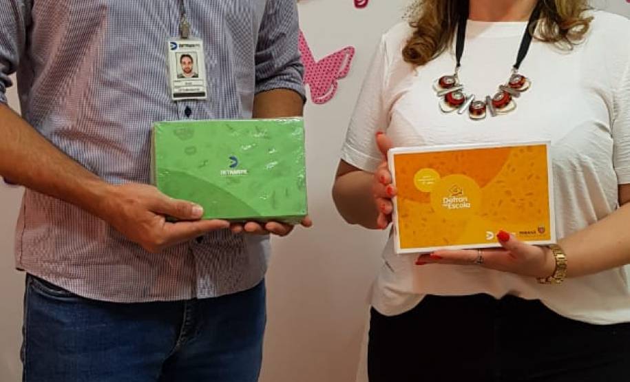 Detran entrega material educativo para o município de Paranavaí