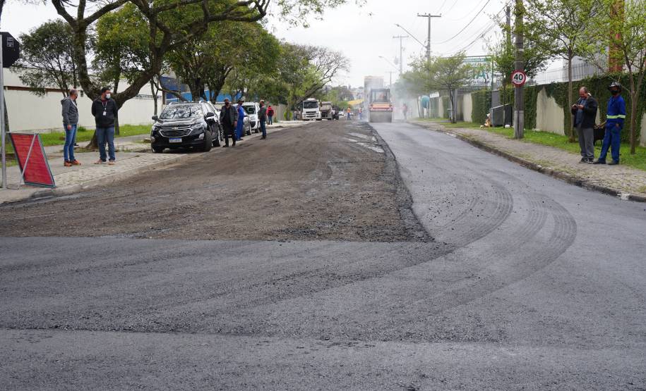 Prefeito de Curitiba visita obra de revitalização asfáltica em torno a sede do Detran-PR