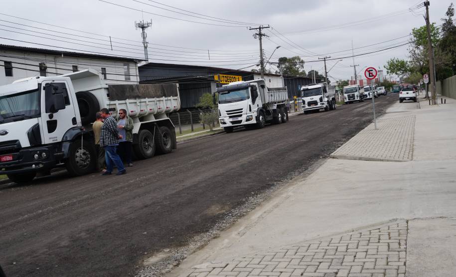 Prefeito de Curitiba visita obra de revitalização asfáltica em torno a sede do Detran-PR