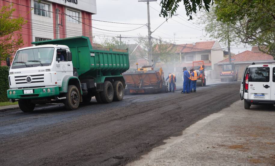 Prefeito de Curitiba visita obra de revitalização asfáltica em torno a sede do Detran-PR